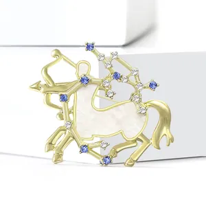 Goldene Schütze Sternbild Brosche mit blauen Kristallen und Perlmutt Einlage