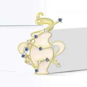 Luxuriöse goldene Wassermann-Sternbild-Brosche mit weißem Emaille und blauen Steinen