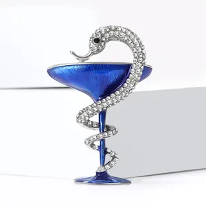 Élégante broche médicale serpent et coupe dorés avec émail bleu et strass brillants