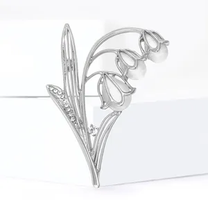 Broche élégante muguet avec pierres d'opale blanche et cristaux scintillants