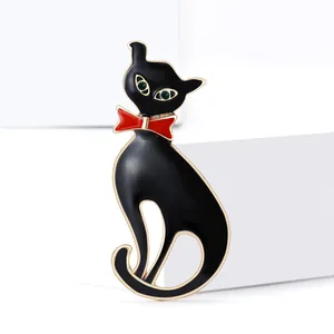 Broche chat en émail noir avec nœud papillon rouge et yeux en strass verts pour femmes
