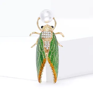 Broche cigale avec ailes en émail vert, cristaux blancs et perle sur cubes blancs