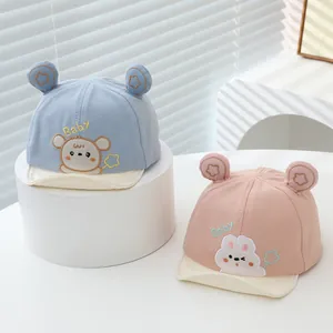 Détail de casquettes bébé à bord souple avec oreilles 3D et broderies d'animaux mignons