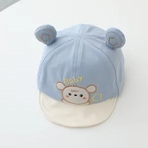 Détail de la broderie ours sur une casquette bébé à bord souple avec petites oreilles