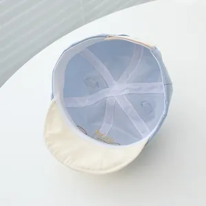 Vue détaillée de l'intérieur d'une casquette bébé avec coutures et broderie Baby