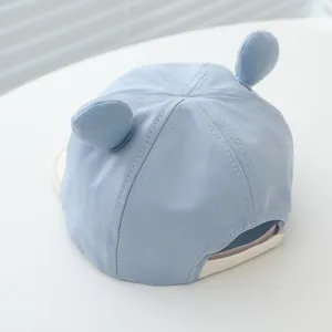 Détail de la casquette bébé avec bord souple, oreilles 3D et fermeture ajustable