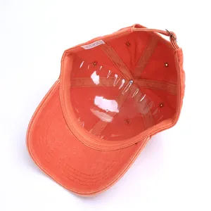 Vista interior de gorra de béisbol infantil en algodón rojo ladrillo con hebilla de metal