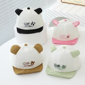 Détail de casquettes bébé avec motifs animaux, broderies et oreilles 3D en tissu coton