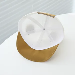 Vue intérieure de la casquette bébé montrant le mesh respirant et la sangle réglable