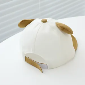 Détail de la sangle Velcro réglable et oreilles d'animaux sur la casquette pour bébé