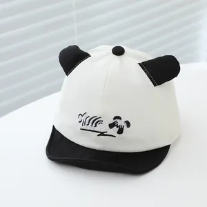 Vue détaillée de la casquette bébé avec oreilles de panda 3D et broderie fine