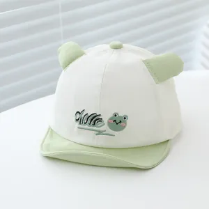 Détail de la casquette bébé à bord souple avec broderie grenouille et oreilles 3D