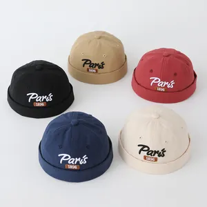 Collezione di cappelli Miki retrò in cinque colori con ricamo Paris 1896 e dettaglio patch