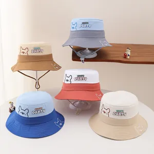Vue détaillée des chapeaux bobs pour enfants bicolores avec broderie chat Happy Party