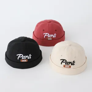Tre cappelli docker in cotone nero, rosso e beige con ricamo Paris 1896