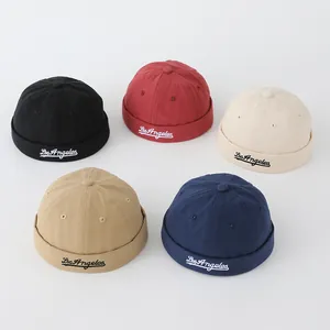 Vista de detalle de cinco gorros docker en varios colores con bordado frontal