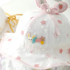 Chapeau de soleil bébé blanc avec broderie florale, oreilles de lapin et dentelle