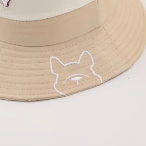 Détail d'un chapeau bob en coton avec broderie ours et surpiqûres du logo NY