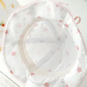 Détail de l'intérieur du chapeau bébé avec dentelle rose et cordon élastique