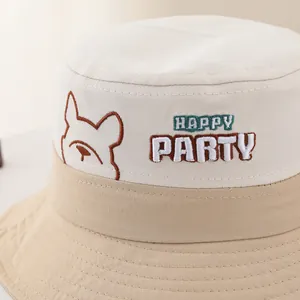 Détail de la broderie HAPPY PARTY et motif bouledogue sur chapeau de pêcheur en coton