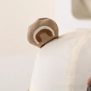 Detailansicht der braunen 3D-Ohren und Stickerei auf dem beigen Baby-Sonnenhut