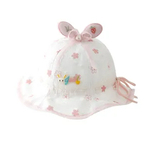 Chapeau de soleil bébé blanc avec oreilles de lapin roses et nœud en dentelle élégant