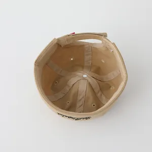 Detalle del interior del gorro de lona caqui con forro y correa trasera ajustable