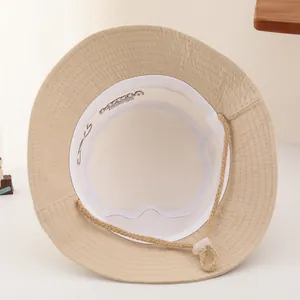 Détail d'un chapeau bob pour enfant en coton avec doublure respirante et cordon réglable