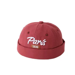 Cappello Miki rosso stile cinese per neonati con ricamo Paris 1896 su sfondo bianco