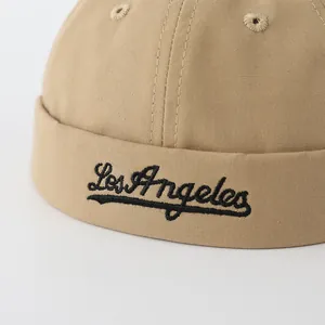 Detalle macro del bordado Los Angeles en el gorro de algodón caqui para niños