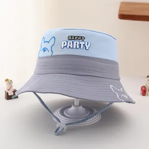 Chapeau de soleil enfant à bord large en patchwork bleu gris avec broderie Happy Party