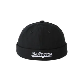 Gorro Miki negro para niños con bordado de Los Ángeles en un fondo blanco limpio