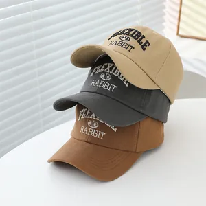 Drei Vintage-Baseballkappen aus Baumwolle in Khaki, Grau und Braun mit Hasen-Stickerei