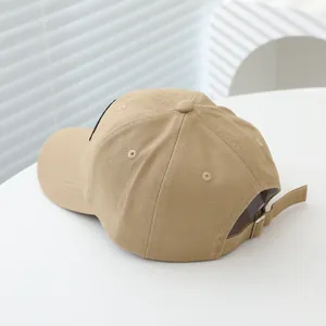 Detail der khakifarbenen Baumwoll-Baseballkappe mit Metallschnalle und Belüftungslöchern