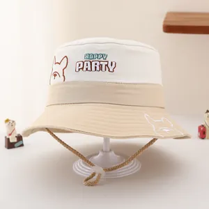 Détail du chapeau de pêcheur pour enfants avec broderie bouledogue et cordon coupe-vent