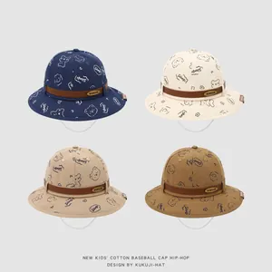 Détail de quatre chapeaux de soleil en coton colorés avec ours et logo KUKUJI en métal