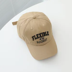Nahaufnahme der khakifarbenen Baseballkappe mit schwarzer Flexible Rabbit Stickerei