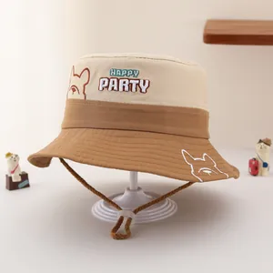 Détail du chapeau bob enfant avec broderie HAPPY PARTY et cordon coupe-vent réglable