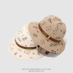 Chapeau de soleil enfant en coton à motif ours, beige et marron avec lanière en cuir
