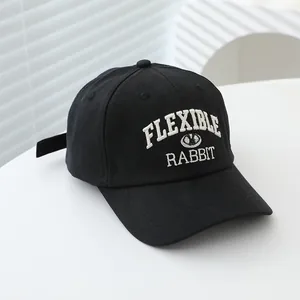 Detaillierte Nahaufnahme der Flexible Rabbit Stickerei auf dieser schwarzen Baseballkappe