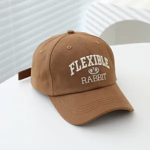 Detailaufnahme der braunen Canvas-Baseballkappe mit weißer Flexible Rabbit Bestickung