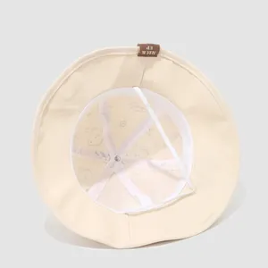 Détail du chapeau bob pour enfants montrant la doublure et le cordon coupe-vent élastique