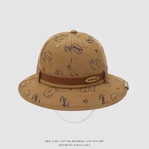 Détail du chapeau de soleil kaki pour enfant avec motif d'ours et cordon coupe-vent