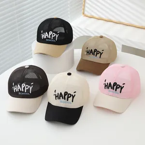 Dettaglio dei cappellini da baseball in rete ricamati HAPPY SCHOOL in cinque colori