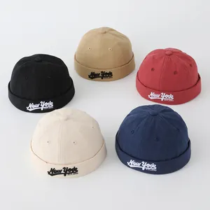 Vista detallada de gorros docker de algodón en cinco colores con bordado New York