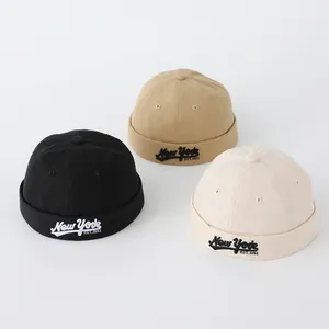 Tres gorros docker chinos en negro, camel y beige con bordado New York para niños