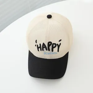 Dettaglio della trama a rete traspirante e ricamo Happy School su questo cappellino beige