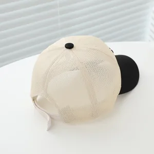 Dettaglio del cappellino estivo in mesh traspirante con chiusura a velcro regolabile