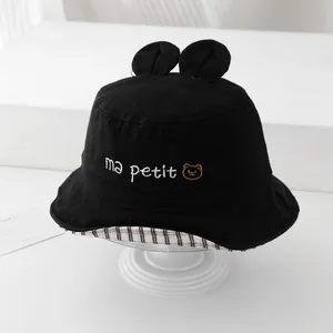 Dettaglio cappello pescatore nero per bambini con orecchie e ricamo ma petit