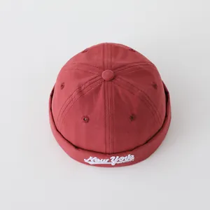 Detalle del gorro miki granate para bebé con bordado New York de alta calidad